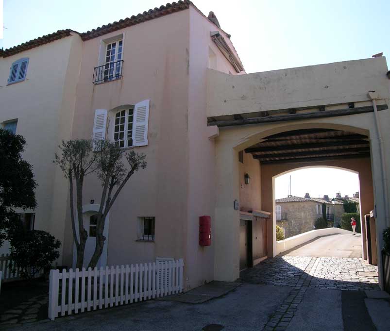 Ile des Pins: The entry to the house
