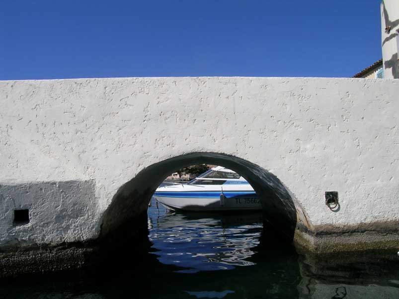 Ile des Pins: A little bridge near the house