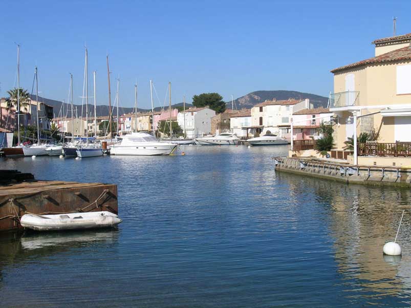 Ile des Pins: The canals around the house