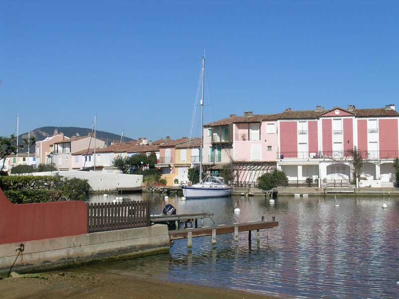 Ile des Pins: The canals around the house