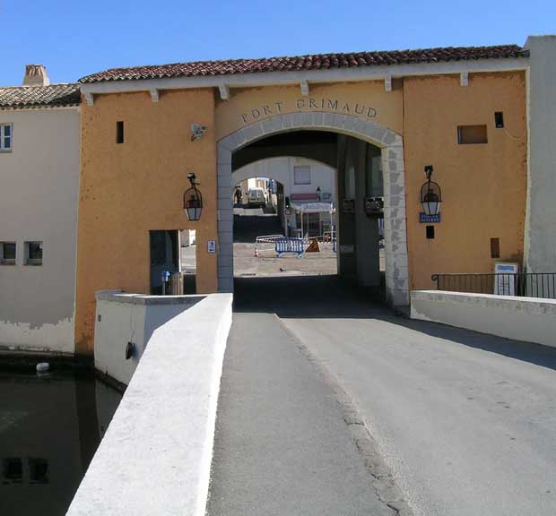 Port Grimaud: The entrance to the village