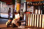 ... i v�ntan p� bussen till Munnar