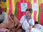 Rajasthan, Parodi: On donne des cadeaux aux personnes �g�es