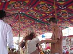 Rajasthan, Parodi: On donne des cadeaux aux personnes �g�es