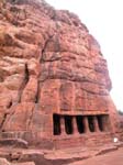 Karnataka, Badami: Les temples creus�s � m�me la falaise