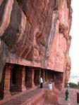 Karnataka, Badami: Les temples creus�s � m�me la falaise