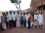 Karnataka, Badami: Des indiens en visite dans les temples