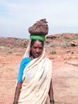 Karnataka, Badami: Une femme en montagne