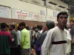 Maharashtra, Mumbai (Bombay): On ach�te les billets pour le train