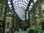 Moderna byggnader l�ngs Temsen