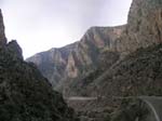 La route monte vers ...