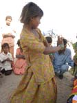 Une petite fille danse pour nous ...