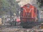 Le train dans les bidonvilles