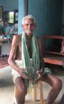 Un homme aid� par AGYVS