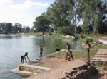Les enfants se baignent
