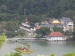 En bas, le lac de Kandy