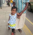 Une petite fille dans la rue