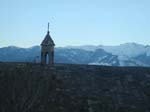 Liten kyrka ovanf�r byn