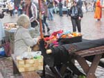 Kvinna p� torget s�ljer broderier