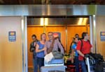Anne et Jean-Luc arrivent � l'a�roport