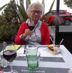 Ghislaine est tomb�e: il faut du vin !