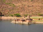 Un temple au bord du �tank�
