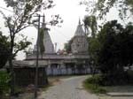 Madapur: 50 meters from the temple ...