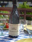 Elle nous sert un execellent vin