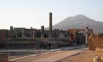 Derri�re les ruines, le V�suve