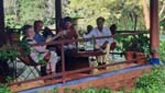 ... � droite: Sharanappa, le pr�sident de l'ONG