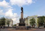 En plein centre ville: le monument mill�naire ...