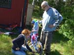 Louise et Marcel pr�parent les v�los