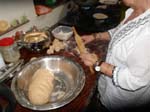 Ghislaine travaille avec les <i>chapati</i>s
