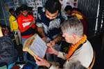Robban tittar p� undervisningsmaterialet ...
